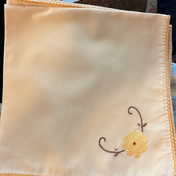 VINTAGE TABLECLOTH W/ FLOWER EMBROIDERY and appliqués 12 napkins - Picture 8 of 8